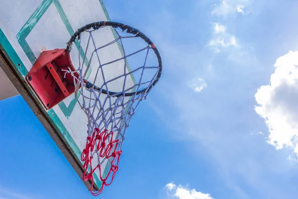 Mavi Gökyüzünde Basketbol Potası Bulut — Stok fotoğraf