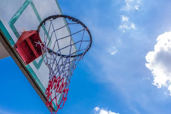 青い空と雲のバスケットボールのフープ — ストック写真