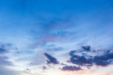 Parkta alacakaranlık gökyüzü