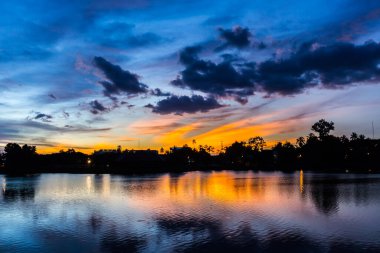 Parkta alacakaranlık gökyüzü