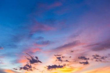 Parkta alacakaranlık gökyüzü, günbatımı arka planı