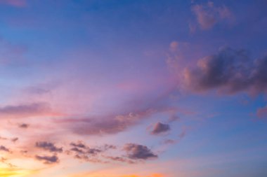 Parkta alacakaranlık gökyüzü, günbatımı arka planı