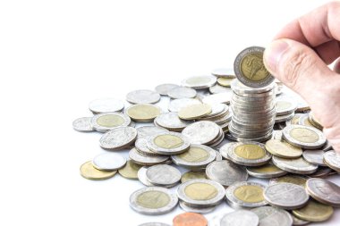 Beyaz arkaplandaki bozuk para yığınına elle para koy