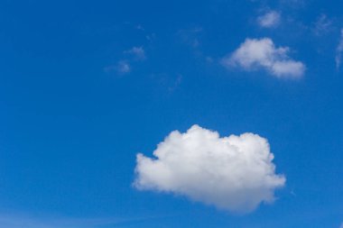 Bulutlu mavi gökyüzü, arka plan