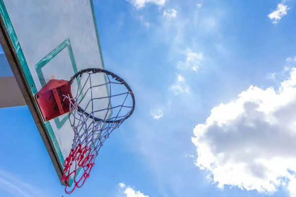 Mavi Gökyüzünde Basketbol Potası Bulut — Stok fotoğraf