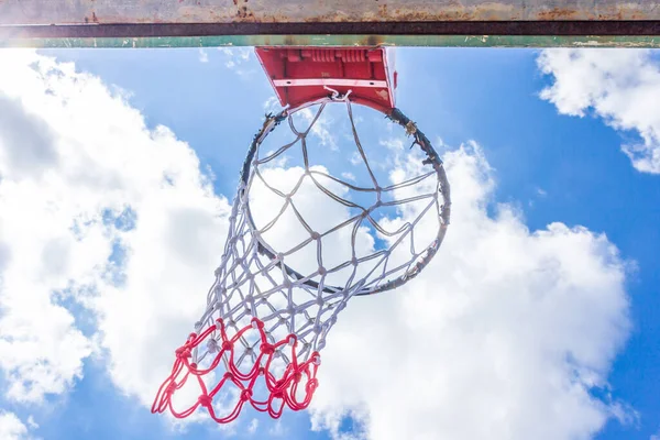 Basketbal Hoepel Blauwe Lucht Wolk — Stockfoto