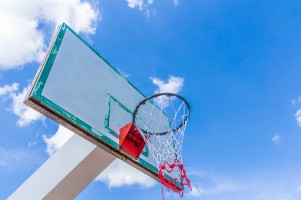 青い空と雲のバスケットボールのフープ — ストック写真