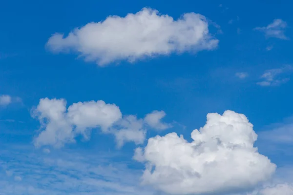 Μπλε Ουρανός Σύννεφα Και Ήλιο Φόντο — Φωτογραφία Αρχείου