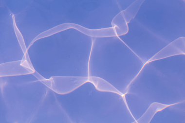 Havuz suyu güneşe yansıyor.