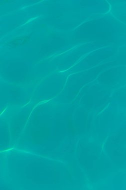 Havuz suyu güneşe yansıyor.