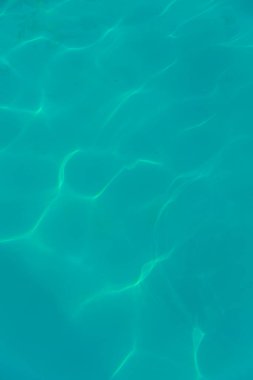 Havuz suyu güneşe yansıyor.