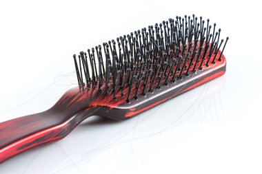 Beyaz arkaplanda tarak ve saç