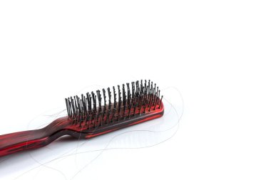 Beyaz arkaplanda tarak ve saç