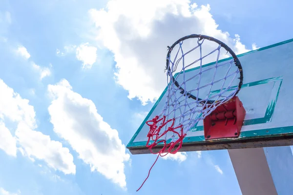 Баскетбольное Кольцо Голубом Небе Облаке — стоковое фото