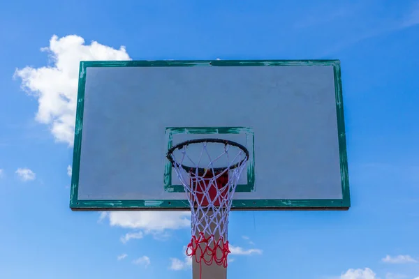 Mavi Gökyüzünde Basketbol Potası Bulut — Stok fotoğraf