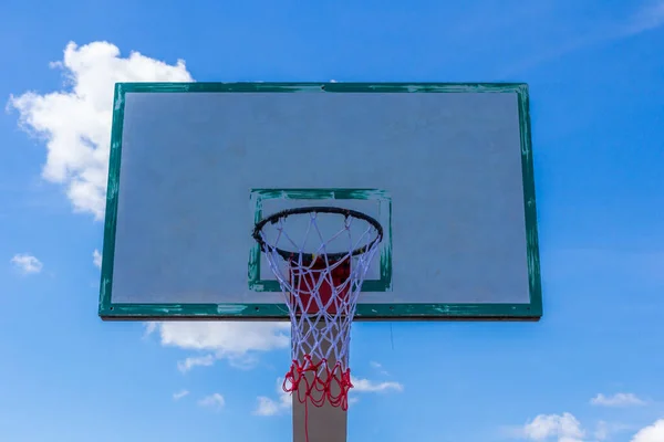 Mavi Gökyüzünde Basketbol Potası Bulut — Stok fotoğraf