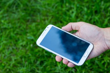 Akıllı telefon yeşil arkaplan kullanan adamı kapat