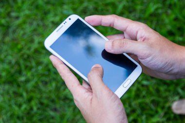 Akıllı telefon yeşil arkaplan kullanan adamı kapat