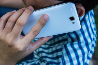 Akıllı cep telefonu geçmişi kullanan adamı kapat