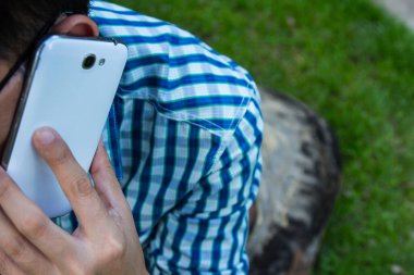 Akıllı telefon yeşil arkaplan kullanan adamı kapat