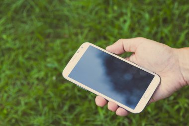 Akıllı telefon yeşil arkaplan kullanan adamı kapat