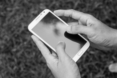 Akıllı telefon yeşil arkaplan kullanan adamı kapat