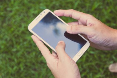 Akıllı telefon yeşil arkaplan kullanan adamı kapat