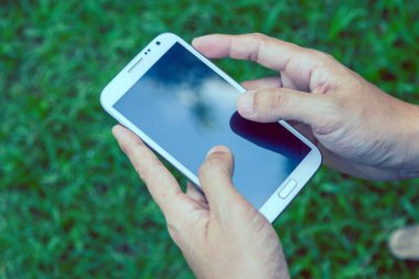 Akıllı telefon yeşil arkaplan kullanan adamı kapat