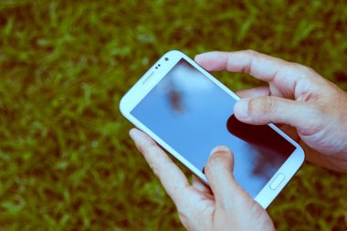 Akıllı telefon yeşil arkaplan kullanan adamı kapat