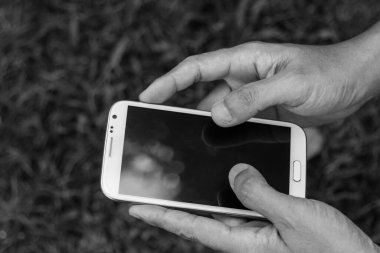 Akıllı telefon yeşil arkaplan kullanan adamı kapat