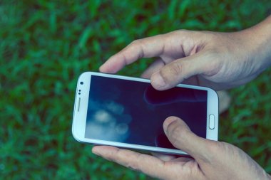 Akıllı telefon yeşil arkaplan kullanan adamı kapat