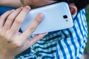 Akıllı cep telefonu geçmişi kullanan adamı kapat