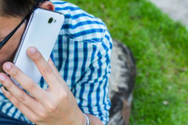 Akıllı telefon yeşil arkaplan kullanan adamı kapat