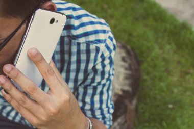 Akıllı telefon yeşil arkaplan kullanan adamı kapat