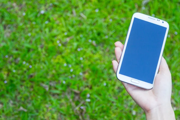 Primer Plano Las Manos Femeninas Usando Teléfono Inteligente Fondo Verde — Foto de Stock