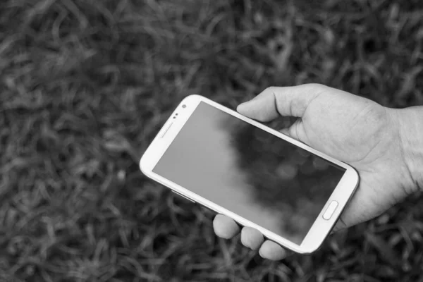 Primer Plano Hombre Utilizando Teléfono Móvil Inteligente Fondo Verde — Foto de Stock