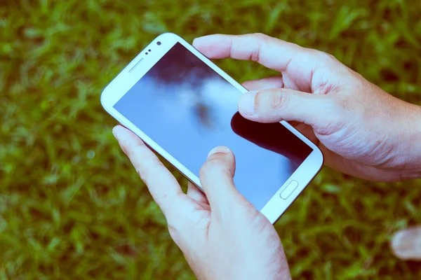 Primer Plano Hombre Utilizando Teléfono Móvil Inteligente Fondo Verde — Foto de Stock