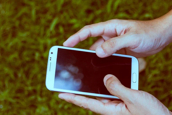 Primer Plano Hombre Utilizando Teléfono Móvil Inteligente Fondo Verde — Foto de Stock