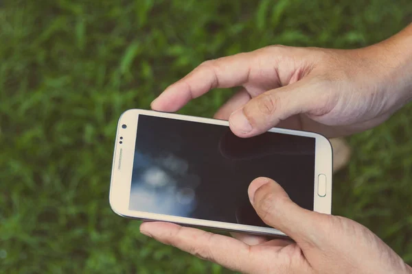 Primer Plano Hombre Utilizando Teléfono Móvil Inteligente Fondo Verde — Foto de Stock