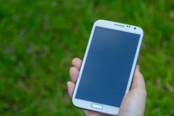 Manos Femeninas Usando Teléfono Inteligente Fondo Naturaleza Verde — Foto de Stock