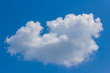 Bulutlar, güneşli bir gün, güneş ışığı, mavi gökyüzü, beyaz bulutlar