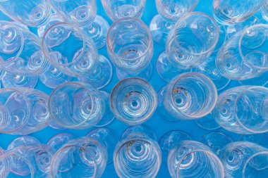 Partide bir sürü boş bardak var.