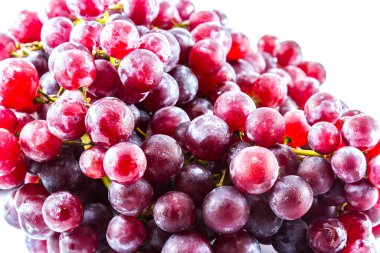 beyaz arkaplanda kırmızı üzüm