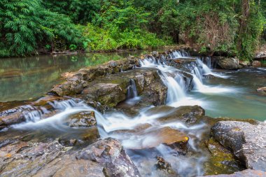 Güzel şelale suyu hareket ediyor.