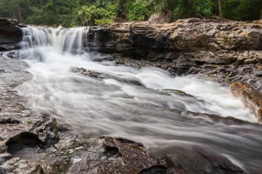 Güzel yeşil şelale suyu hareket ediyor.