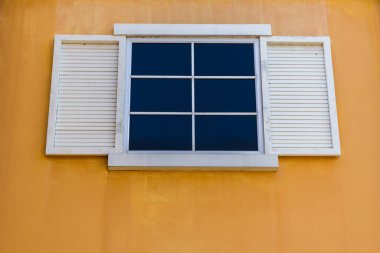 Beyaz pencereler ve sarı duvar arkaplanı