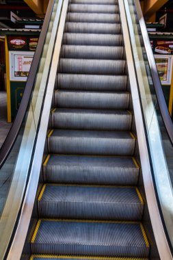 Modern ofis binasında yürüyen merdiven