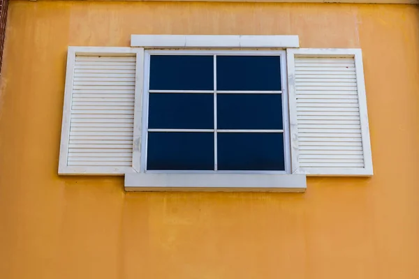 Janelas Brancas Cor Amarela Parede Fundo — Fotografia de Stock