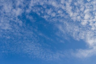 Mavi gökyüzü ve bulutlar güneşli gün