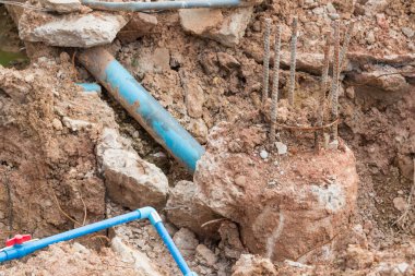 İnşaat için çelik direklerle çimento döküldü.